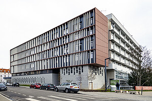 La nouvelle extension prolonge le bâtiment de  l'Eost, au croisement des rues René-Descartes  et Pierre-Montet.