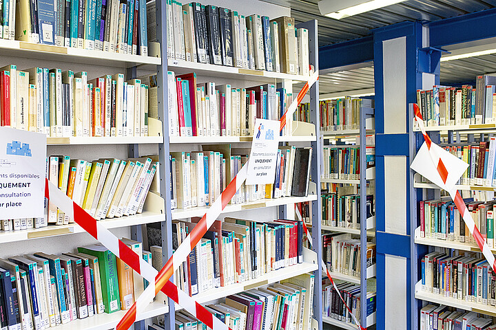 Tous les livres rangés sur les étagères marquées de rubalises rejoindront les magasins du Studium. Crédit photo : Nathan Da Costa