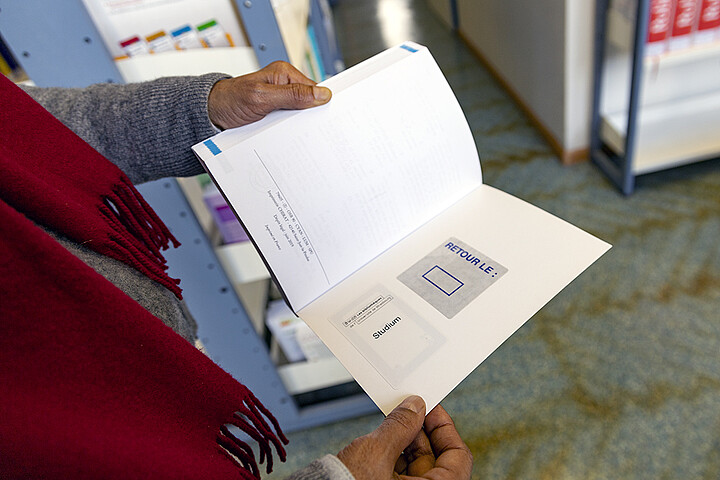 Pour ce programme de recotation (ré-étiquetage) et de ré-équipement, « chaque livre est passé entre les mains d’un bibliothécaire ».