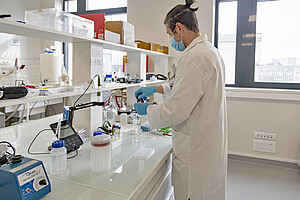 Dans un des laboratoires de l'équipe Bise (Biogéochimie expérimentale et isotopique), dirigé par Gwenael Imfeld. Ses 35 chercheurs travaillent sur les transports de polluants.